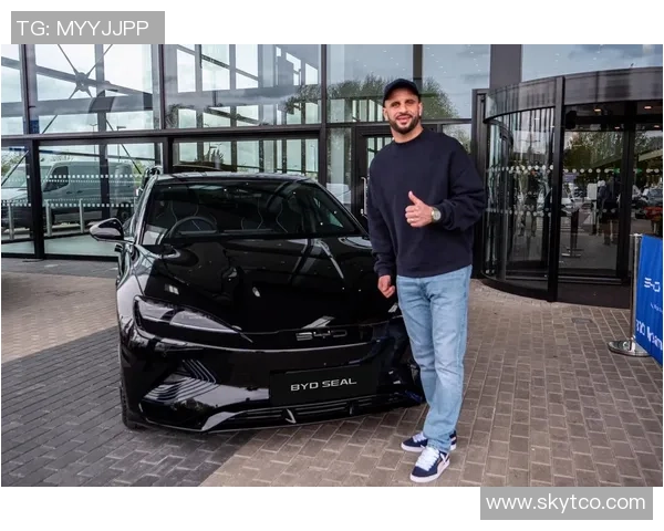 足球巨星西装革履合影展示完美风采与魅力 领袖气质尽显球场外风头